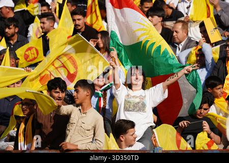 Duhok, Irak. 04th Nov, 2025. Les partisans kurdes du Parti démocratique du Kurdistan (PDK ou PDK) se rassemblent au stade international de Duhok lors d'un rassemblement de campagne en prévision des élections législatives irakiennes, prévues pour le 11 novembre 2025. Crédit : Ismael Adnan/dpa/Alamy Live News Banque D'Images