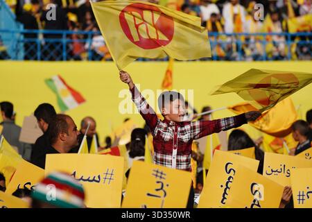 Duhok, Irak. 04th Nov, 2025. Les partisans kurdes du Parti démocratique du Kurdistan (PDK ou PDK) se rassemblent au stade international de Duhok lors d'un rassemblement de campagne en prévision des élections législatives irakiennes, prévues pour le 11 novembre 2025. Crédit : Ismael Adnan/dpa/Alamy Live News Banque D'Images