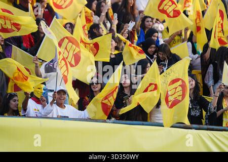 Duhok, Irak. 04th Nov, 2025. Les partisans kurdes du Parti démocratique du Kurdistan (PDK ou PDK) se rassemblent au stade international de Duhok lors d'un rassemblement de campagne en prévision des élections législatives irakiennes, prévues pour le 11 novembre 2025. Crédit : Ismael Adnan/dpa/Alamy Live News Banque D'Images