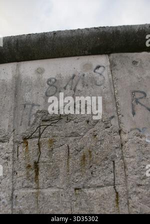 Mur de Berlin, Allemagne. Sa construction a commencé le 13 août 1961 et il est tombé le 9 novembre 1989. Le gouvernement de la République démocratique allemande (RDA) a construit cette barrière, longue de plus de 150 km, pour isoler complètement Berlin-est du reste de la RDA. Section du mur située sur Niederkirchnerstraße (Niederkirchnerstrasse), classée monument historique en 1990. Il appartient à la collection de vestiges historiques du Centre de documentation topographique de la terreur. Toutes les traces de destruction ont été préservées le long des 200 mètres de cette section du mur, qui marquait la frontière entre les deux Banque D'Images