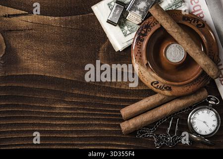 Articles cubains, cigares, argent, cendrier et montre vintage sur table en bois Banque D'Images