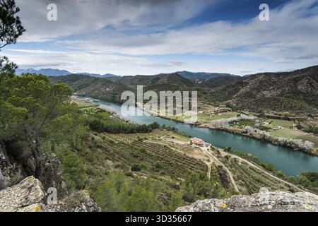vue panoramique sur la vallée de l'Èbre, Espagne depuis un point de vue élevé au sommet de la colline Banque D'Images