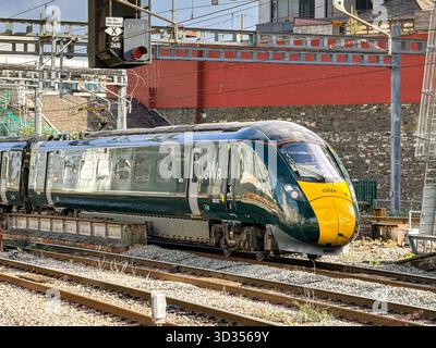 Cardiff, pays de Galles, Royaume-Uni - 24 octobre 2025 : train à grande vitesse Class 800 opéré par Great Western Railway GWR arrivant à la gare de Cardiff Central Banque D'Images