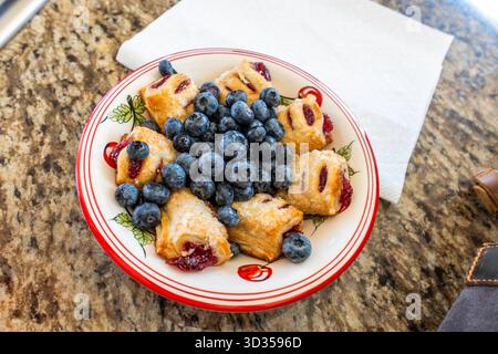 brunch décontracté avec mini-gaufres chaudes garnies de sucre en poudre et de baies fraîches Banque D'Images
