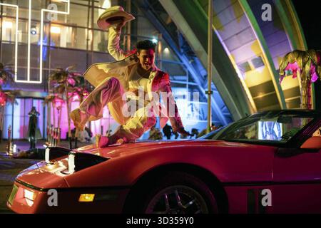 The Running Man est un thriller d'action dystopique coproduit et réalisé par Edgar Wright, qui a co-écrit le scénario avec Michael Bacall. Il est basé sur le roman de 1982 de Stephen King (sous son pseudonyme Richard Bachman). Il s'agit de la deuxième adaptation du roman, après le film de 1987. La distribution comprend Glen Powell, William H. Macy, Lee Pace, Michael Cera, Emilia Jones, Daniel Ezra, Jayme Lawson, Colman Domingo et Josh Brolin. Banque D'Images