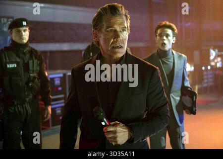 The Running Man est un thriller d'action dystopique coproduit et réalisé par Edgar Wright, qui a co-écrit le scénario avec Michael Bacall. Il est basé sur le roman de 1982 de Stephen King (sous son pseudonyme Richard Bachman). Il s'agit de la deuxième adaptation du roman, après le film de 1987. La distribution comprend Glen Powell, William H. Macy, Lee Pace, Michael Cera, Emilia Jones, Daniel Ezra, Jayme Lawson, Colman Domingo et Josh Brolin. Banque D'Images