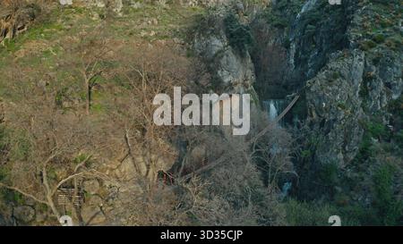 Vue de dessus montagnes dans la Sierra Nevada en Espagne cascade route cachée dans le canyon rocheux tombant de l'eau dans le sud de l'Espagne près des falaises de la forêt de soleil Banque D'Images