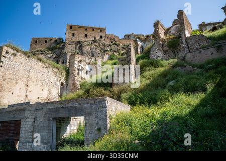 Craco, Italie-25 avril 2025:vue sur les ruines de la ville fantôme de Craco sur la colline en Italie par une journée ensoleillée Banque D'Images
