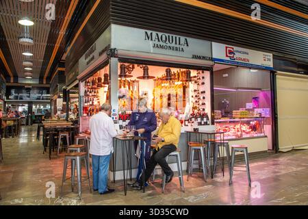 Mercado de San Agustín, une halle de marché à Grenade, Espagne. Le marché est connu pour ses étals de produits frais, de viande et de poisson. Banque D'Images