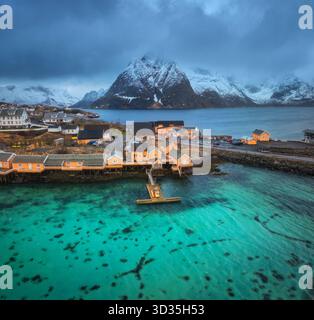 Vue aérienne du village de pêcheurs de Hamnoy avec rorbuer jaune Banque D'Images