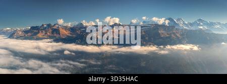 Vue aérienne panoramique des Alpes suisses avec des sommets enneigés Banque D'Images