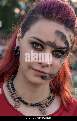 Bacau, Roumanie - 8 juillet 2017 : actrice roumaine dans le rôle de la femme guerrière dace lors de l'ancien festival 'Tamasidava'. Banque D'Images
