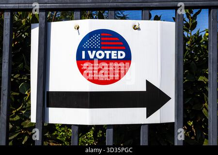 Los Angeles, Californie, États-Unis. 4 novembre 2025. Un panneau indiquant « J'ai voté » en plusieurs langues près d'un bureau de vote à Los Angeles, en Californie, alors que le vote commence aux élections locales. Crédit : Stu Gray/Alamy Live News Banque D'Images
