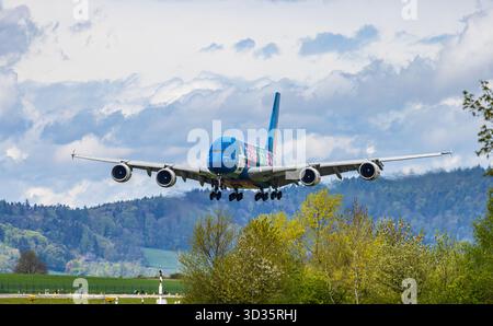 Zurich, Suisse, 21 avril 2025 : un Airbus A380-861 d'Emirates Airlines atterrit sur la piste de l'aéroport de Zurich. Porte la livrée spéciale avec le nom Banque D'Images