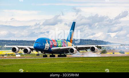 Zurich, Suisse, 21 avril 2025 : un Airbus A380-861 d'Emirates Airlines atterrit sur la piste de l'aéroport de Zurich. Porte la livrée spéciale avec le nom Banque D'Images
