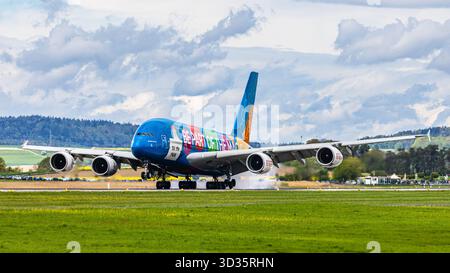Zurich, Suisse, 21 avril 2025 : un Airbus A380-861 d'Emirates Airlines atterrit sur la piste de l'aéroport de Zurich. Porte la livrée spéciale avec le nom Banque D'Images