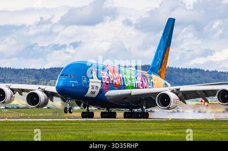 Zurich, Suisse, 21 avril 2025 : un Airbus A380-861 d'Emirates Airlines atterrit sur la piste de l'aéroport de Zurich. Porte la livrée spéciale avec le nom Banque D'Images