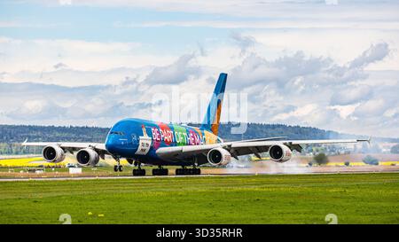Zurich, Suisse, 21 avril 2025 : un Airbus A380-861 d'Emirates Airlines atterrit sur la piste de l'aéroport de Zurich. Porte la livrée spéciale avec le nom Banque D'Images