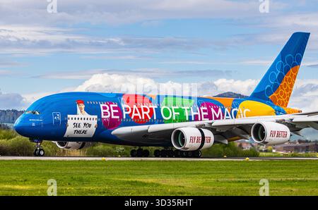 Zurich, Suisse, 21 avril 2025 : un Airbus A380-861 d'Emirates Airlines atterrit sur la piste de l'aéroport de Zurich. Porte la livrée spéciale avec le nom Banque D'Images