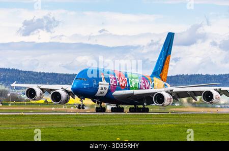 Zurich, Suisse, 21 avril 2025 : un Airbus A380-861 d'Emirates Airlines atterrit sur la piste de l'aéroport de Zurich. Porte la livrée spéciale avec le nom Banque D'Images