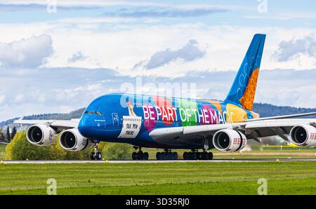 Zurich, Suisse, 21 avril 2025 : un Airbus A380-861 d'Emirates Airlines atterrit sur la piste de l'aéroport de Zurich. Porte la livrée spéciale avec le nom Banque D'Images