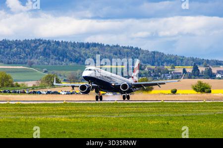 Zurich, Suisse, 21 avril 2025 : un Embraer 190STD de BA CityFlyer (British Airways) atterrit sur la piste de l'aéroport de Zurich. Enregistrement G-LCAE (an Banque D'Images