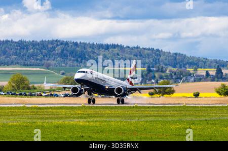 Zurich, Suisse, 21 avril 2025 : un Embraer 190STD de BA CityFlyer (British Airways) atterrit sur la piste de l'aéroport de Zurich. Enregistrement G-LCAE (an Banque D'Images