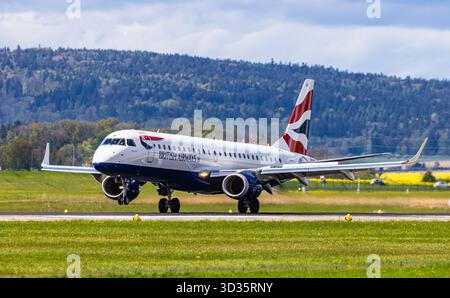 Zurich, Suisse, 21 avril 2025 : un Embraer 190STD de BA CityFlyer (British Airways) atterrit sur la piste de l'aéroport de Zurich. Enregistrement G-LCAE (an Banque D'Images