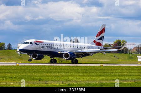 Zurich, Suisse, 21 avril 2025 : un Embraer 190STD de BA CityFlyer (British Airways) atterrit sur la piste de l'aéroport de Zurich. Enregistrement G-LCAE (an Banque D'Images