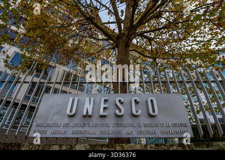Panneau devant le siège de l'UNESCO, une institution internationale des Nations Unies spécialisée dans l'éducation, la science et la culture Banque D'Images
