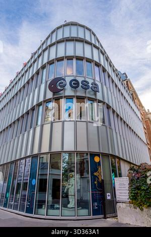 Façade du siège de l'Agence spatiale européenne (ESA), est une organisation internationale de 23 membres consacrée à l'exploration spatiale, Paris, France Banque D'Images