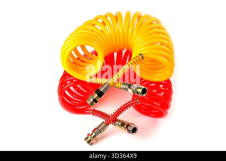 flexible pneumatique d'un camion pour fournir de l'air comprimé d'un tracteur à une remorque, accessoires de voiture, pièces de voiture, jaune et rouge, arrière blanc détail Banque D'Images