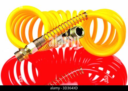 flexible pneumatique d'un camion pour fournir de l'air comprimé d'un tracteur à une remorque, accessoires de voiture, pièces de voiture, jaune et rouge, arrière blanc détail Banque D'Images