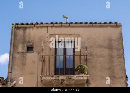 Une vue sur Caltagirone, une ville de Sicile reconnue pour son architecture baroque et sa production historique de poterie majolique. Banque D'Images