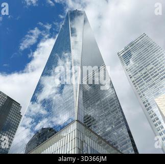 Prisme comme bâtiment réfléchissant la lumière Banque D'Images