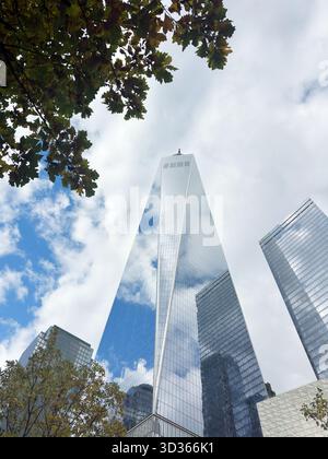 Tour un reflétant le ciel Banque D'Images