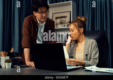 Visage sérieux de penser femme d'affaires projet travail avec collègue à prendre des documents pour vérifier avec le plan d'affaires signé pour le marché boursier de l'entreprise Banque D'Images
