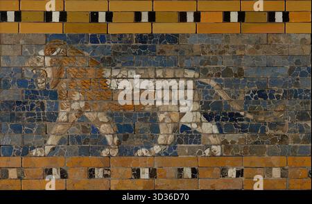 Relief d'un lion enjambant de la voie processionnelle de Babylone, datant de 604 à 562 av. J.-C. sous le règne du roi Nebucadnetsar Ier panneau de briques vitrées représentant un lion rugissant, symbole d'Ishtar, la déesse mésopotamienne de l'amour et de la guerre. Banque D'Images