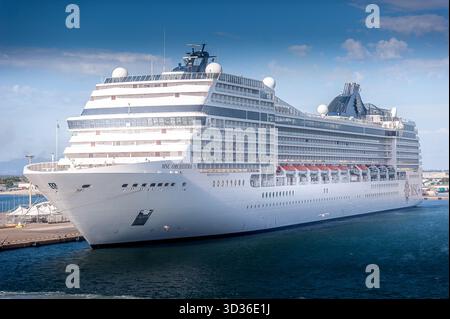 Navire de croisière MSC Orchestra amarré au port sous Clear Blue Sky Banque D'Images