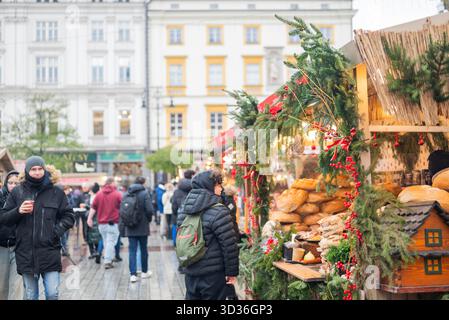 Cracovie Pologne, 7 décembre 2024, Foire de Noël avec décorations dans le centre-ville Banque D'Images