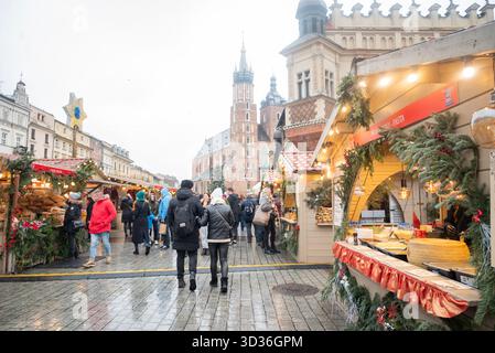 Cracovie Pologne, 7 décembre 2024, Foire de Noël avec décorations dans le centre-ville Banque D'Images
