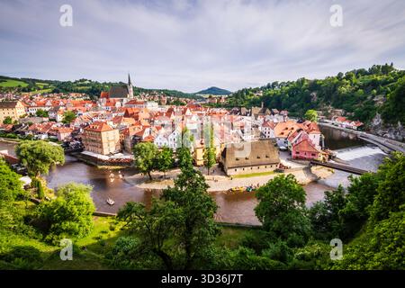 Vue aérienne de la vieille ville historique de Cesky Krumlov, une ville médiévale en République tchèque, depuis le château. Banque D'Images