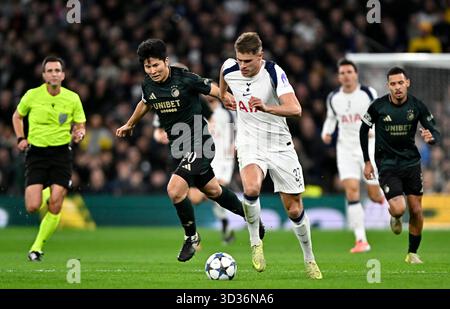 Londres, Royaume-Uni. 4 novembre 2025. Micky van de Ven (Spurs) passe devant Junnosuke Suzuki (Copenhague) et marque le 3e but des Spurs lors du Tottenham Hotspur V Copenhagen UEFA Champions League, League match de la Ligue des Champions au Tottenham Hotspur Stadium, Londres. Cette image est RÉSERVÉE à UN USAGE ÉDITORIAL. Licence requise de Football DataCo pour toute autre utilisation. Crédit : MARTIN DALTON/Alamy Live News Banque D'Images