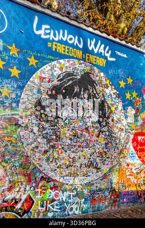 Prague, République tchèque - 14 décembre 2024 : Lennon Wall à Velkopřevorské náměstí dans le quartier de Malá Strana, avec graffitis et dessins inspirés Banque D'Images