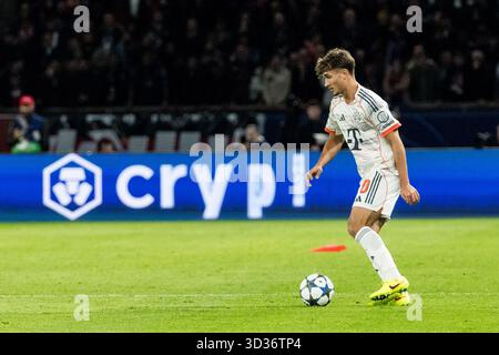 Tom Bischof (FC Bayern Munich, 20 ans) sur le ballon PARIS, FRANCE 4 novembre : UEFA Champions League Matchday 4, FC Paris Saint-Germain vs FC Bayern Munich, Parc des Princes le 4 novembre 2025 Banque D'Images