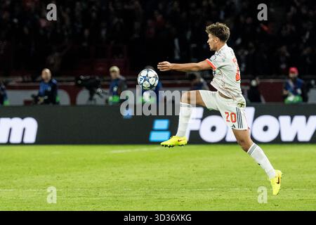 Tom Bischof (FC Bayern Munich, 20 ans) sur le ballon PARIS, FRANCE 4 novembre : UEFA Champions League Matchday 4, FC Paris Saint-Germain vs FC Bayern Munich, Parc des Princes le 4 novembre 2025 Banque D'Images