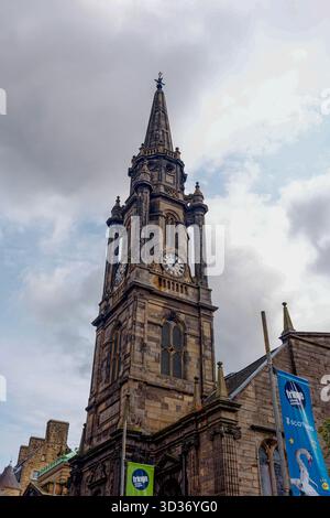 ÉDIMBOURG, ÉCOSSE - 22 août 2024 : la tour historique de l'horloge Tron Kirk s'élève au-dessus des drapeaux du Royal Mile Fringe Festival, mêlant design du XVIIe siècle avec Banque D'Images