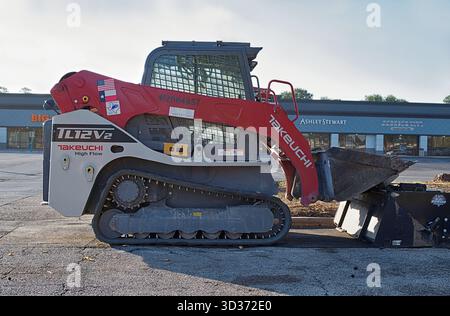 Houston, Texas États-Unis 10-21-2022 : vue latérale de la chargeuse compacte sur chenilles Takeuchi TL12V2 garée. Banque D'Images