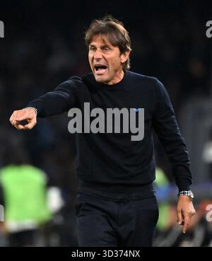 Naples, Italie. 4 novembre 2025. Antonio Conte, entraîneur-chef de Napoli, fait un geste lors du match de football de l'UEFA Champions League entre Naples et Francfort à Naples, en Italie, le 4 novembre 2025. Crédit : Alberto Lingria/Xinhua/Alamy Live News Banque D'Images