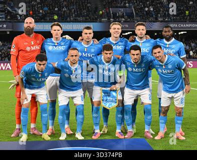Naples, Italie. 4 novembre 2025. Les joueurs initiateurs de Napoli posent pour une photo d'équipe avant le match de football de l'UEFA Champions League entre Naples et Francfort à Naples, en Italie, le 4 novembre 2025. Crédit : Alberto Lingria/Xinhua/Alamy Live News Banque D'Images